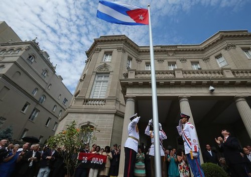 Majority of Americans favor normalization of diplomatic ties with Cuba - ảnh 1